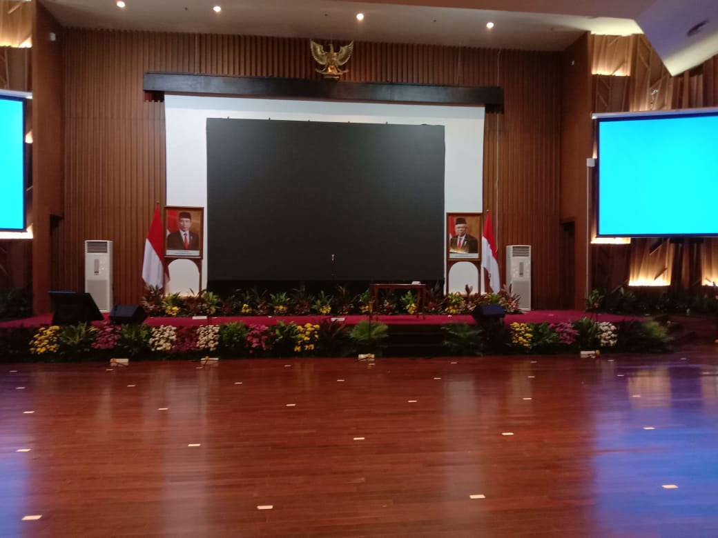 dekorasi panggung dan taman bunga untuk acara hari jadi anniversary perusahaan